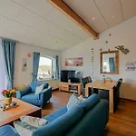 Celina - Juliana Aan Zee Apartment